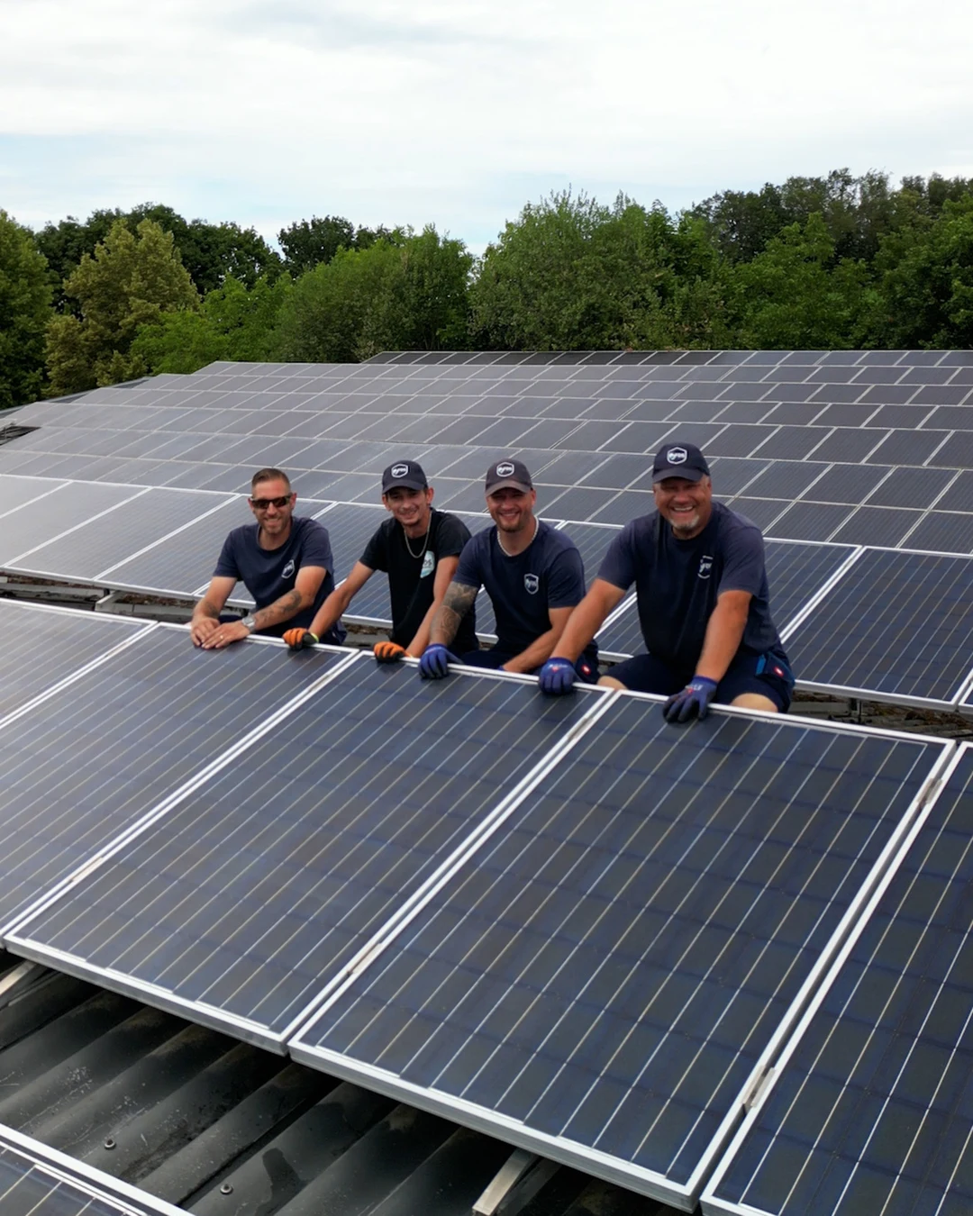 Das Team der FDS Cleantec GmbH bei einem Einsatz auf einer großen Photovoltaikanlage