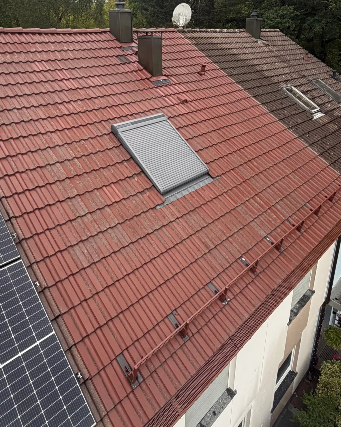 Satteldach mit Dachfenster nach der Reinigung