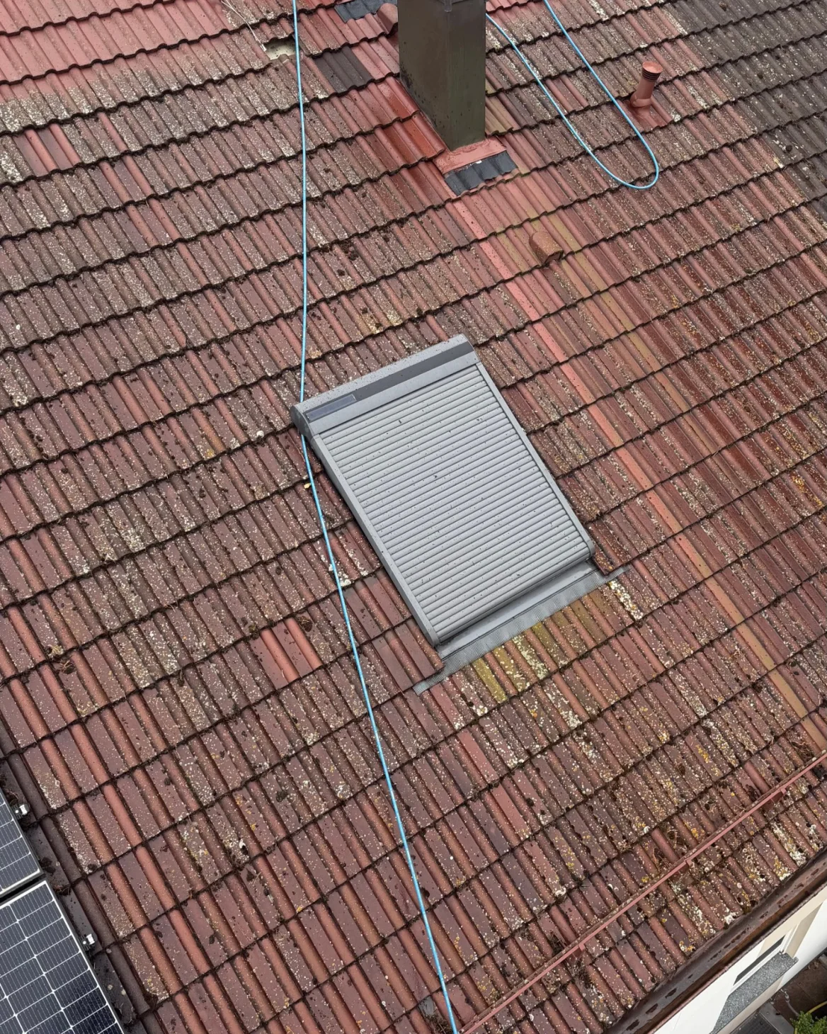 Satteldach mit Dachfenster vor der Reinigung
