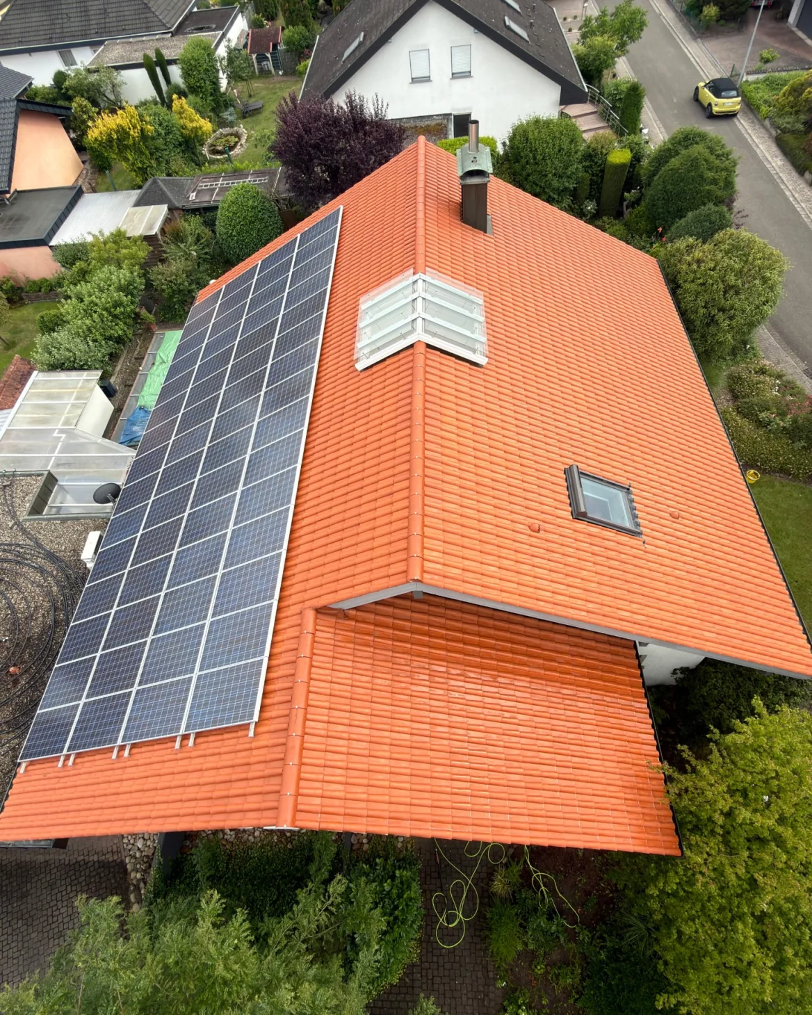 Dach mit Photovoltaik nach der Reinigung