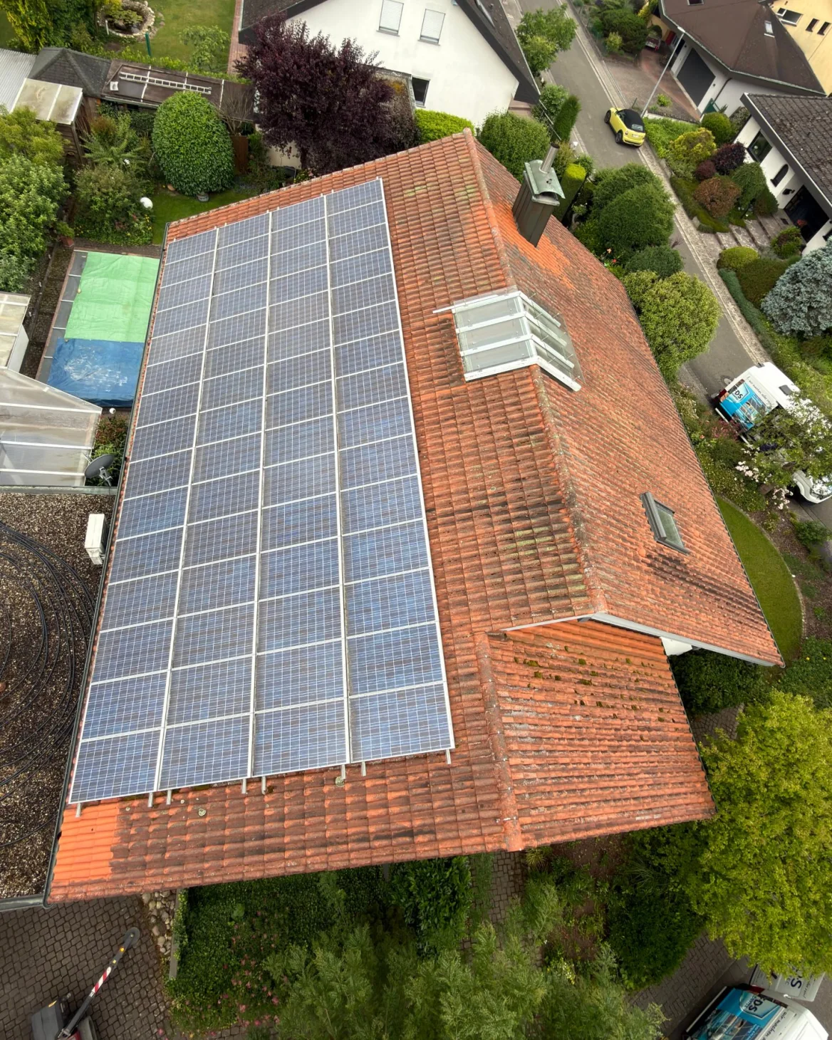 Dach mit Photovoltaik vor der Reinigung
