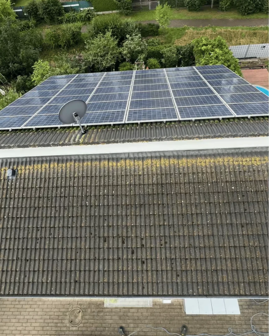 Dach unter der PV-Anlage vor der Reinigung