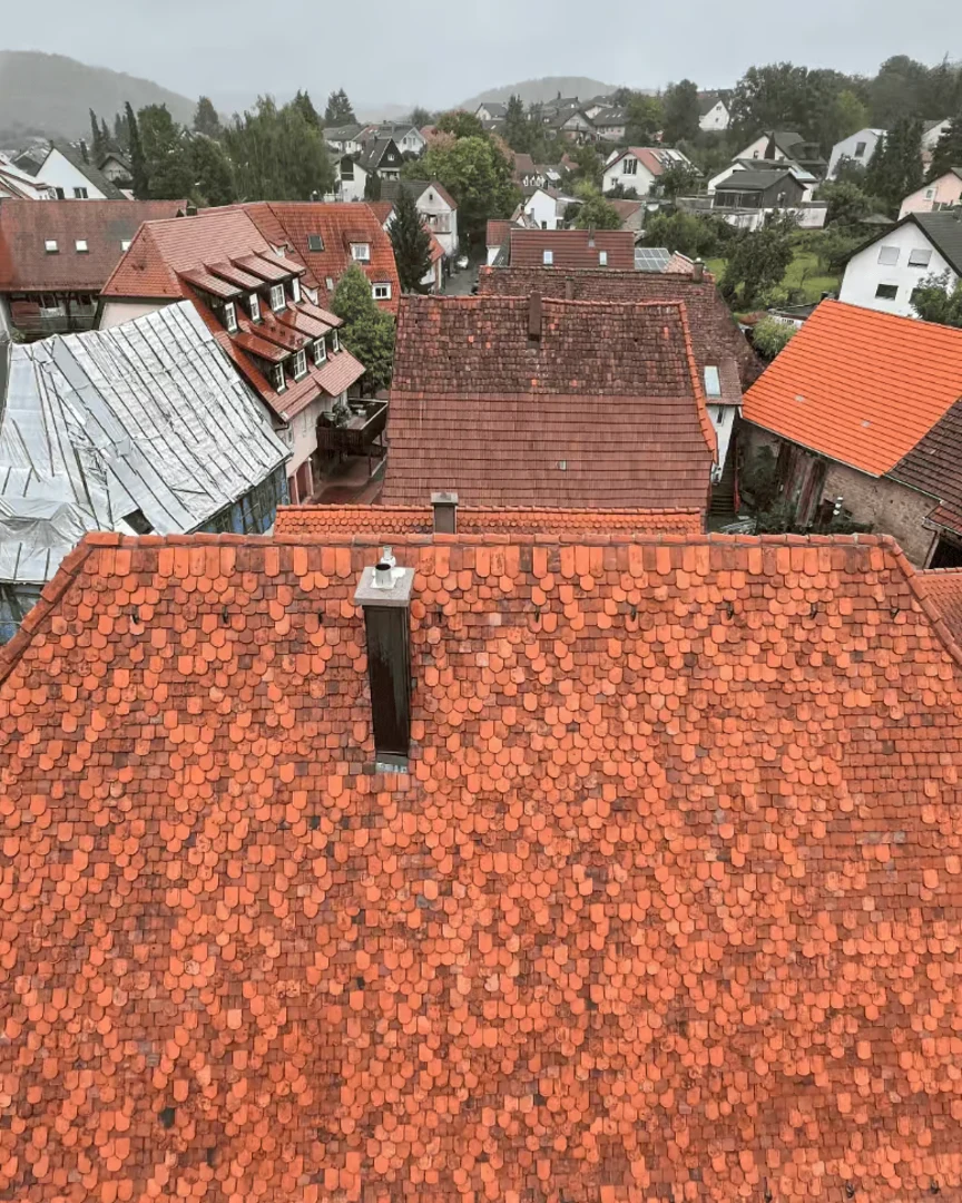 Dach in der Altstadt nach der Reinigung