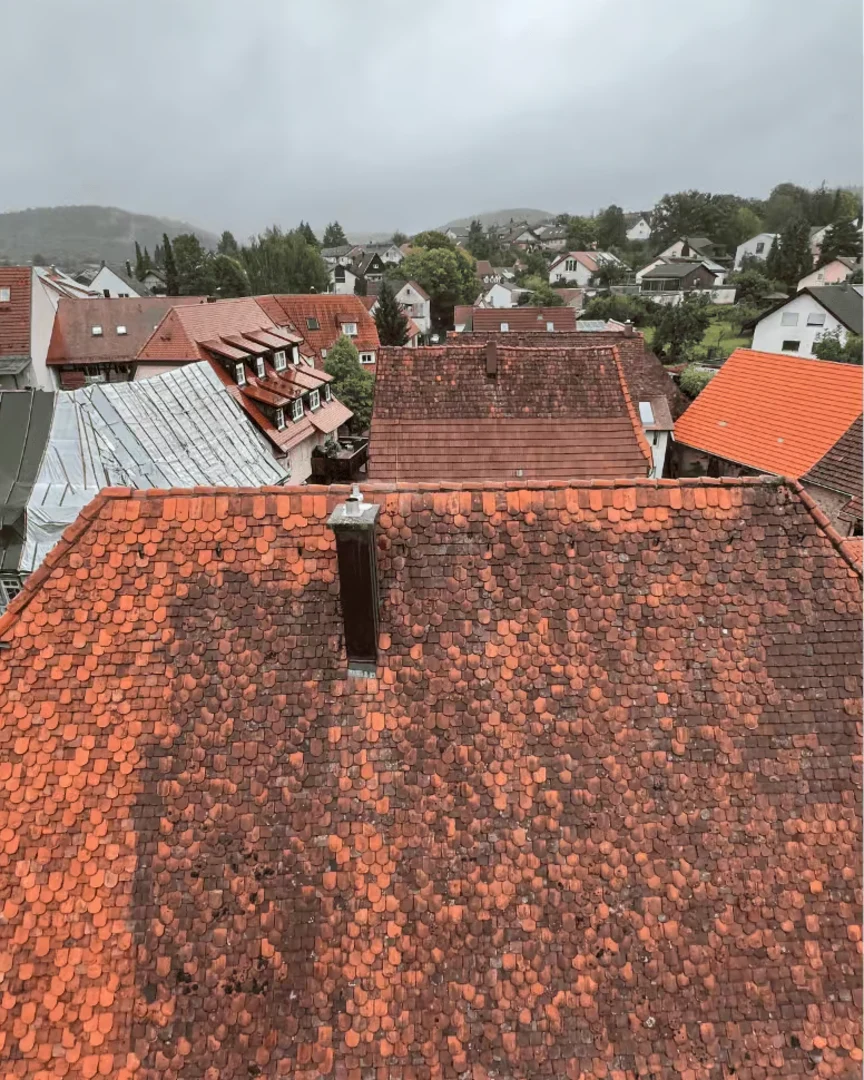 Dach in der Altstadt vor der Reinigung
