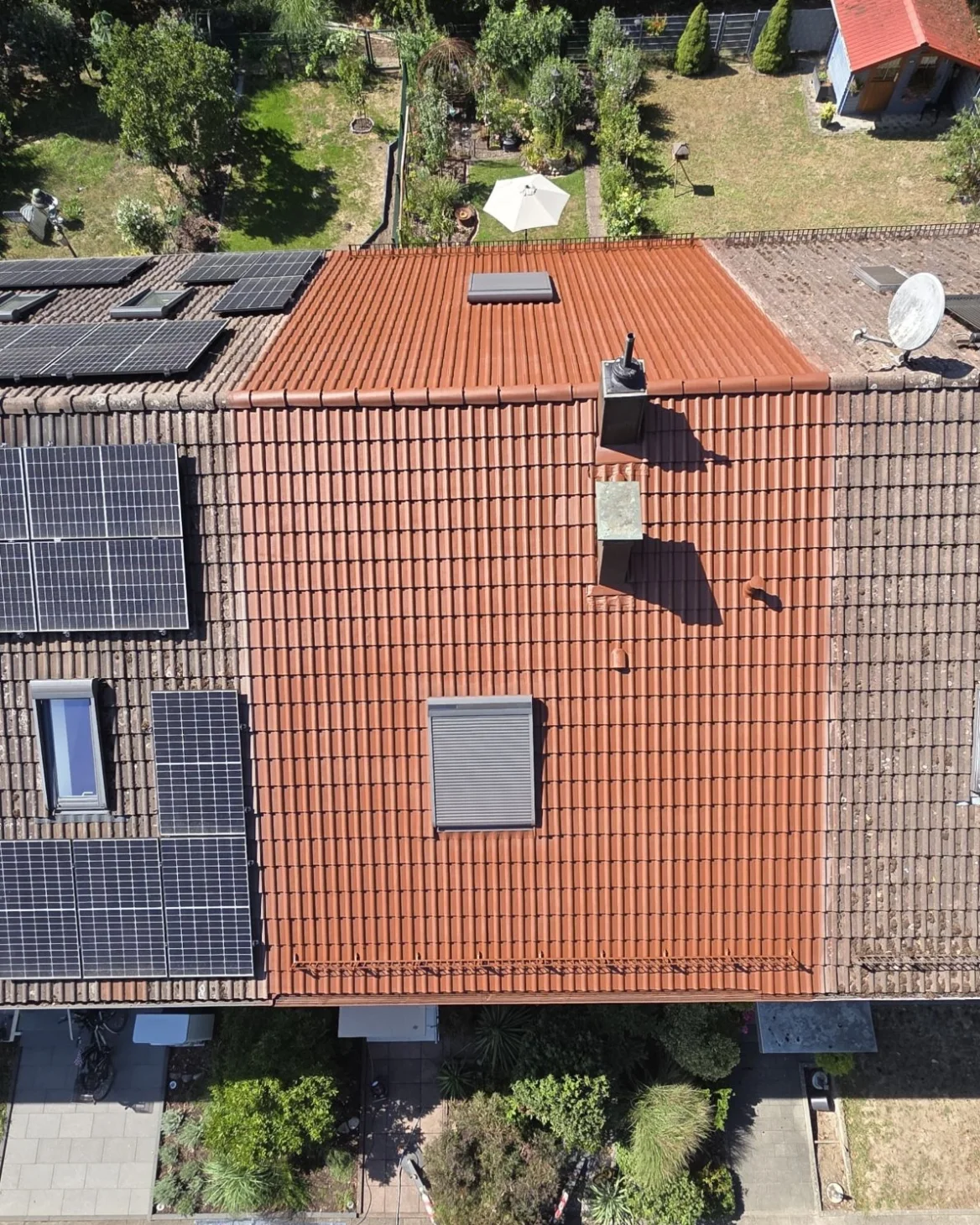 Reihenhauszeile, nur das mittlere Dach wurde gereinigt