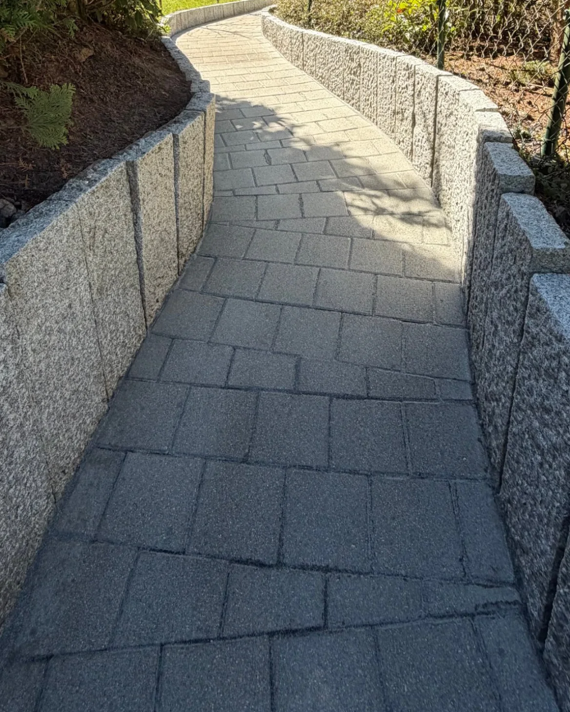 Gartenweg nach der Reinigung