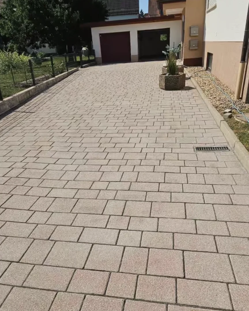 Einfahrt vor der Garage nach der Reinigung