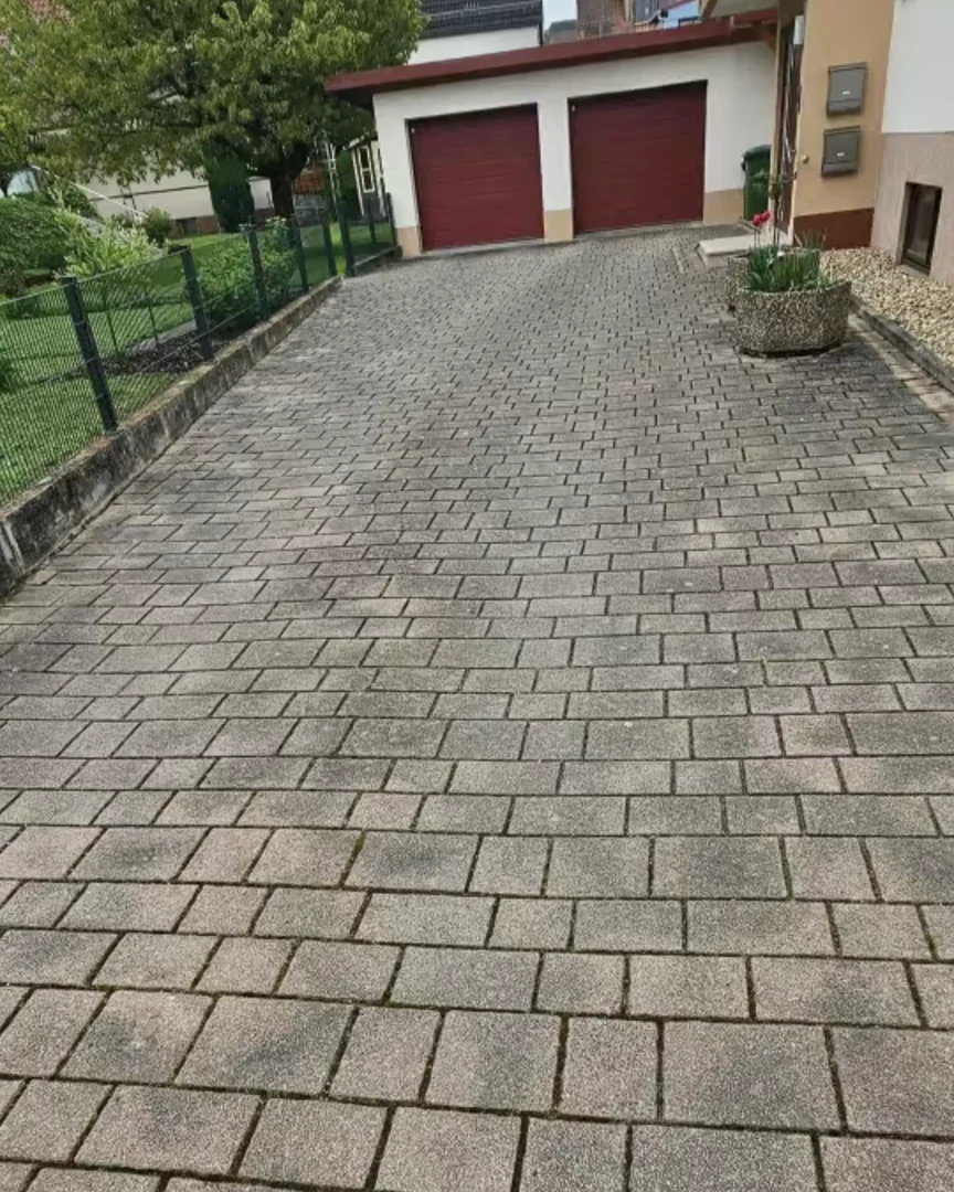 Einfahrt vor der Garage vor der Reinigung