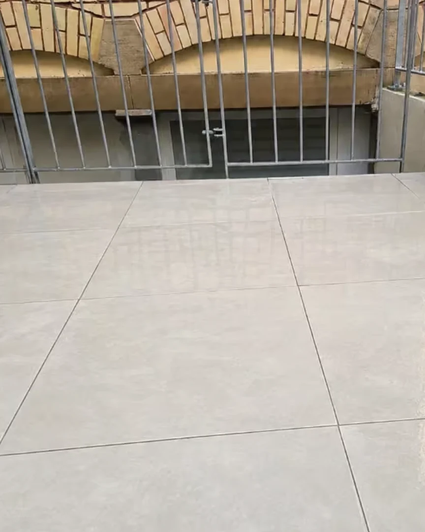 Terrasse mit Algen nach der Reinigung