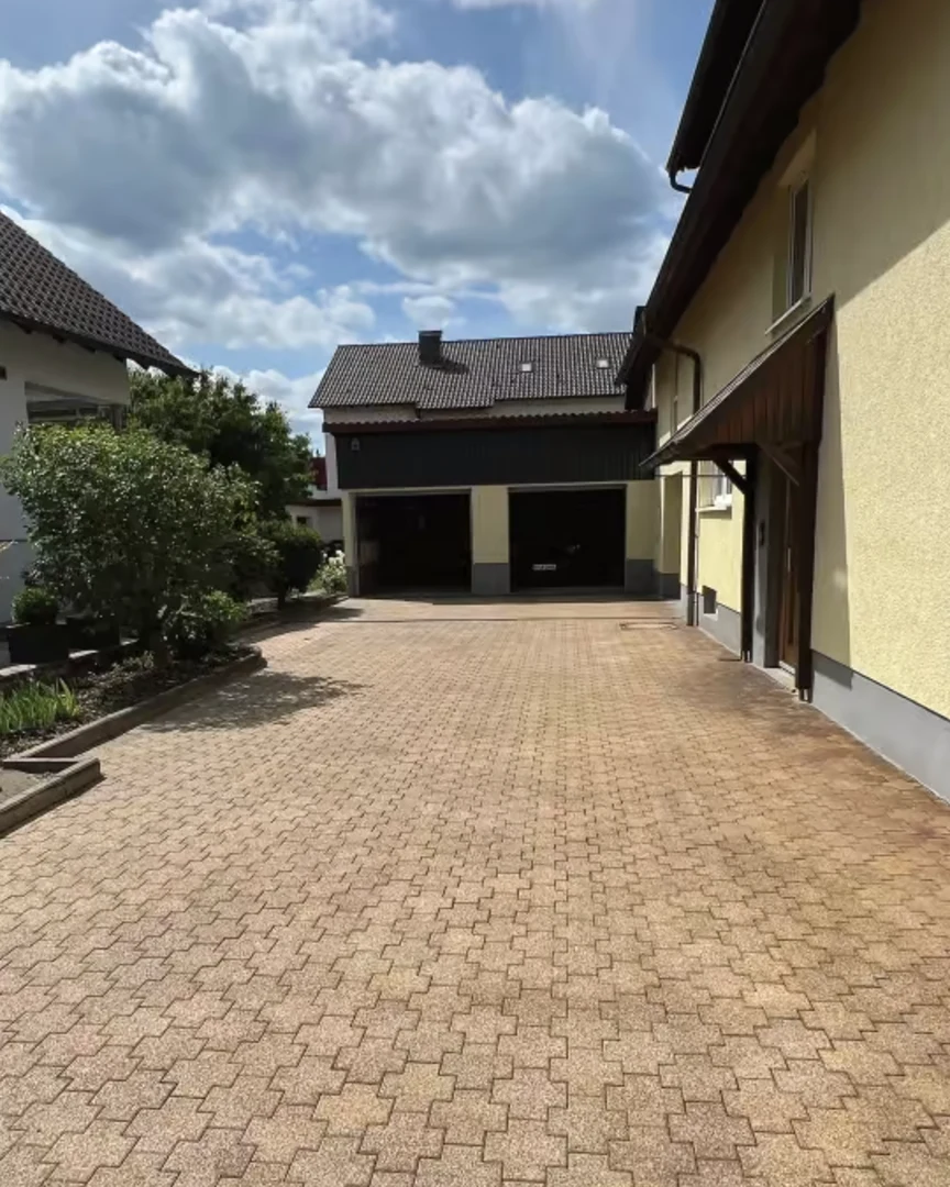 Hof vor den Garagen nach der Reinigung