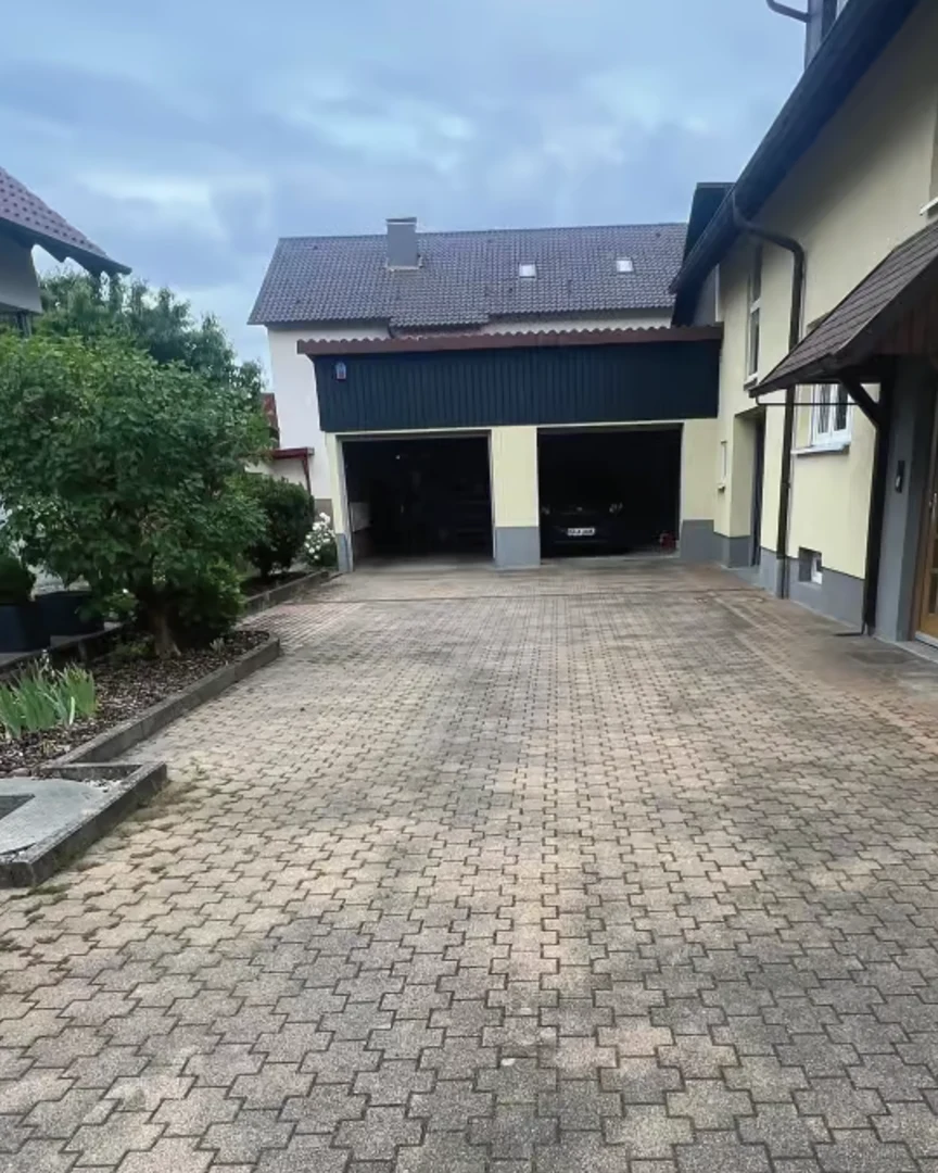 Hof vor den Garagen vor der Reinigung