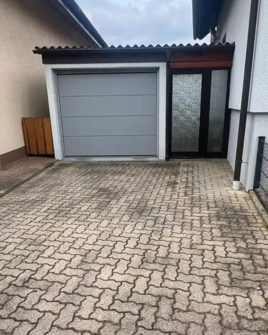 Garageneinfahrt vor der Reinigung