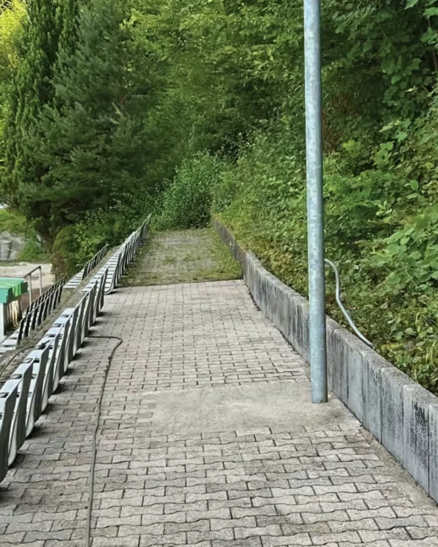 Weg am Hang nach der Reinigung