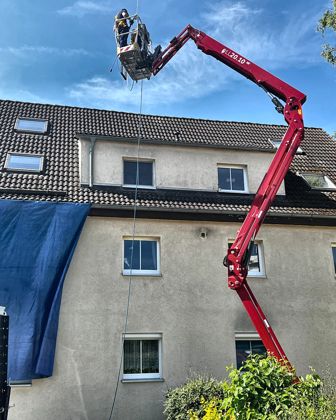 FDS Cleantec Thüringen bei der Fassaden- und Dachreinigung mit Heißdampf von der Hebebühne