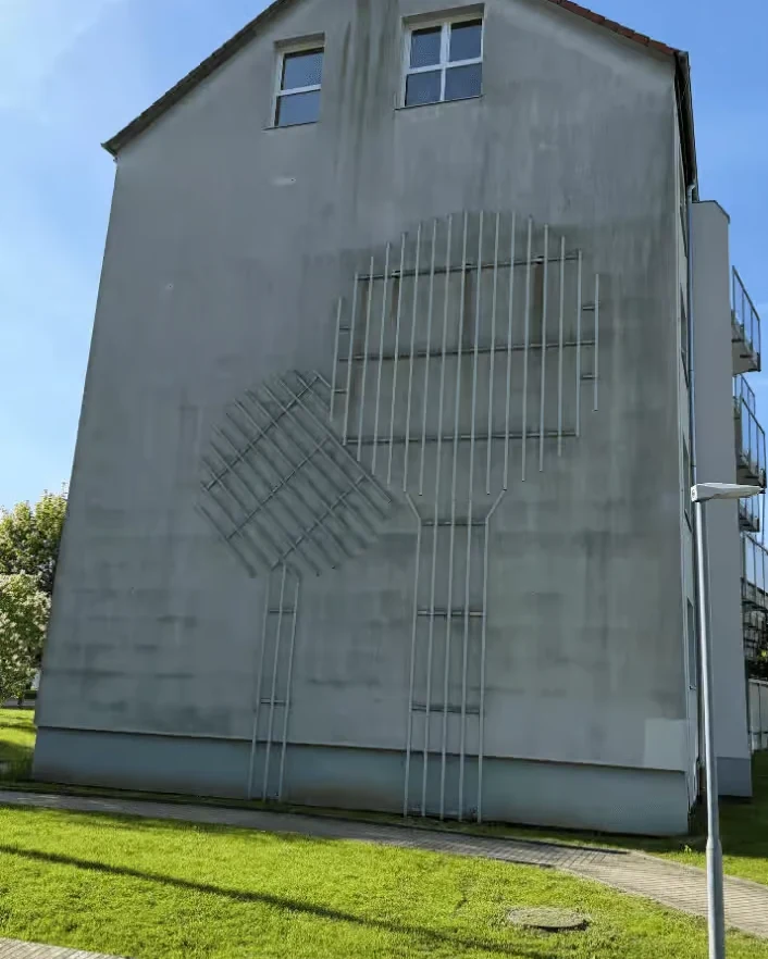 Fassade mit Relief vor der Reinigung