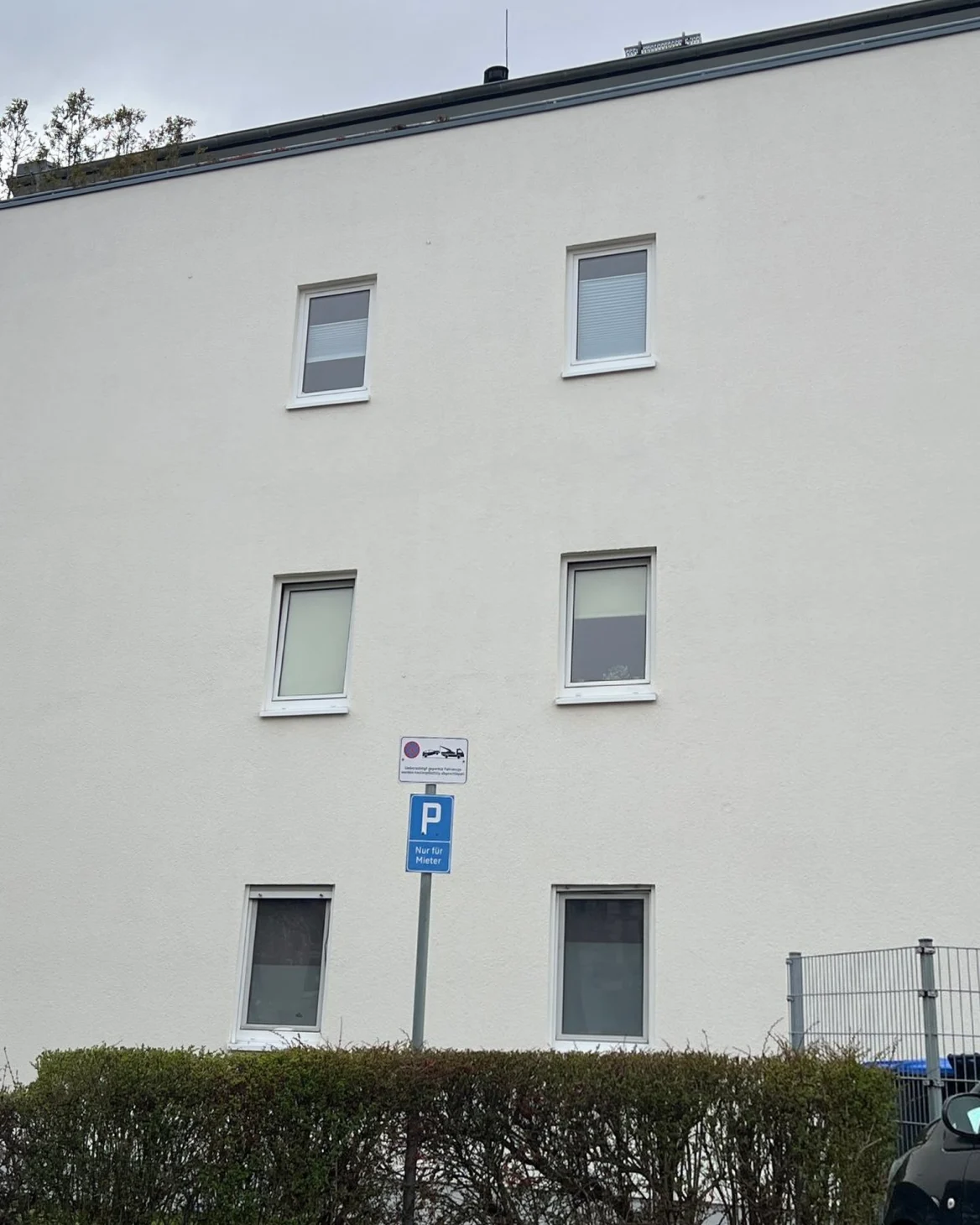 Dasselbe Mehrfamilienhaus nach der Fassadenreinigung