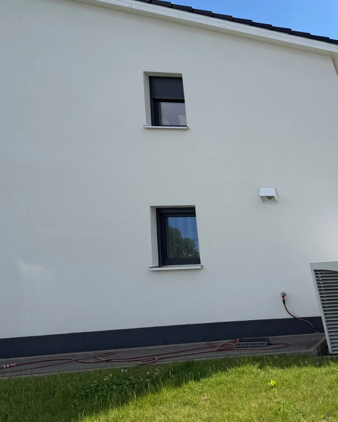 Dasselbe Einfamilienhaus nach der Fassadenreinigung