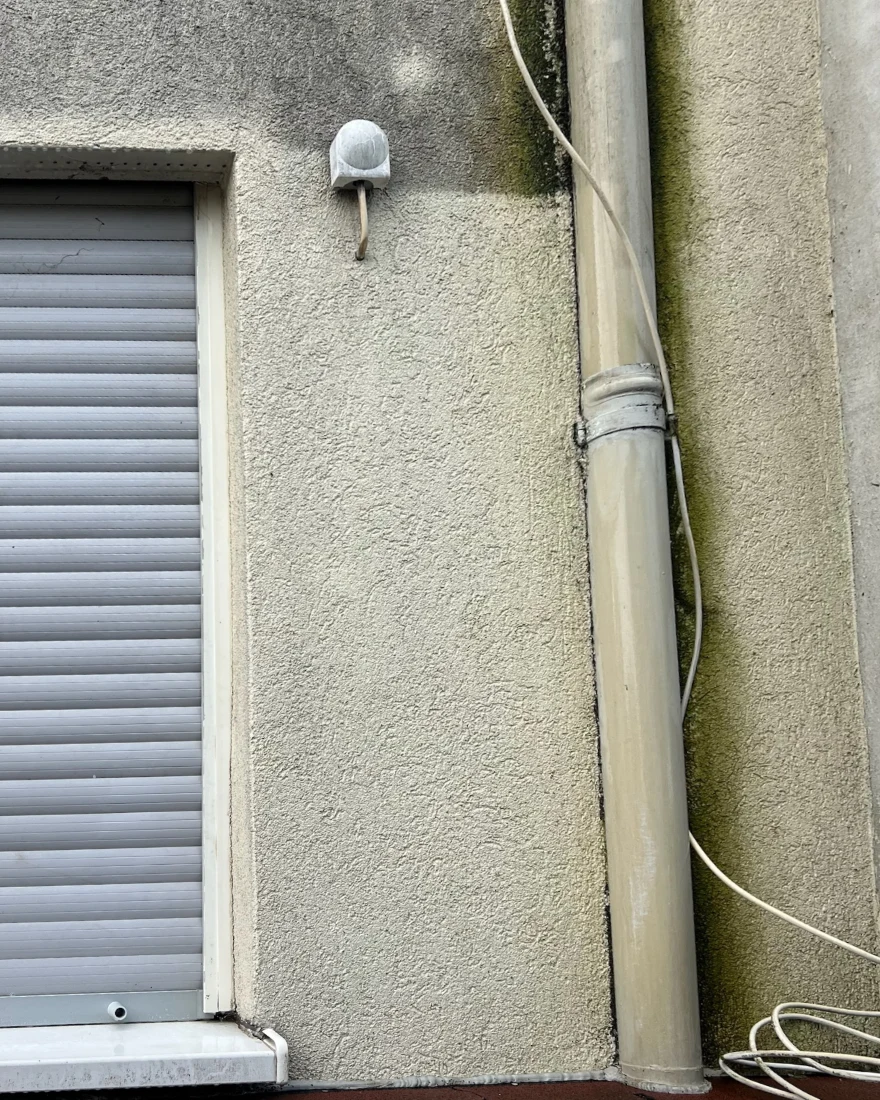 Putz am Fallrohr nach der Reinigung