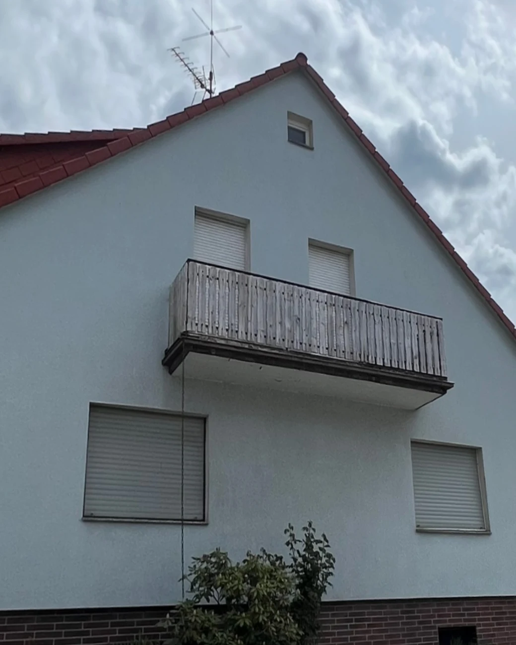Dasselbe Giebelhaus nach der Heißdampf-Reinigung