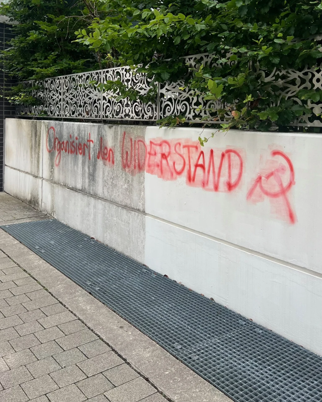 Betonmauer vor der Reinigung