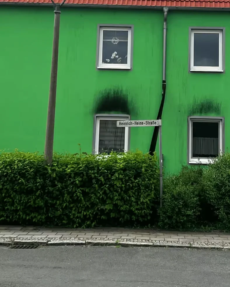 Mehrfamilienhaus vor der Reinigung