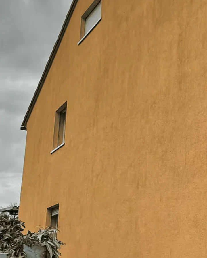 Ockerfarbene Fassade nach der Reinigung